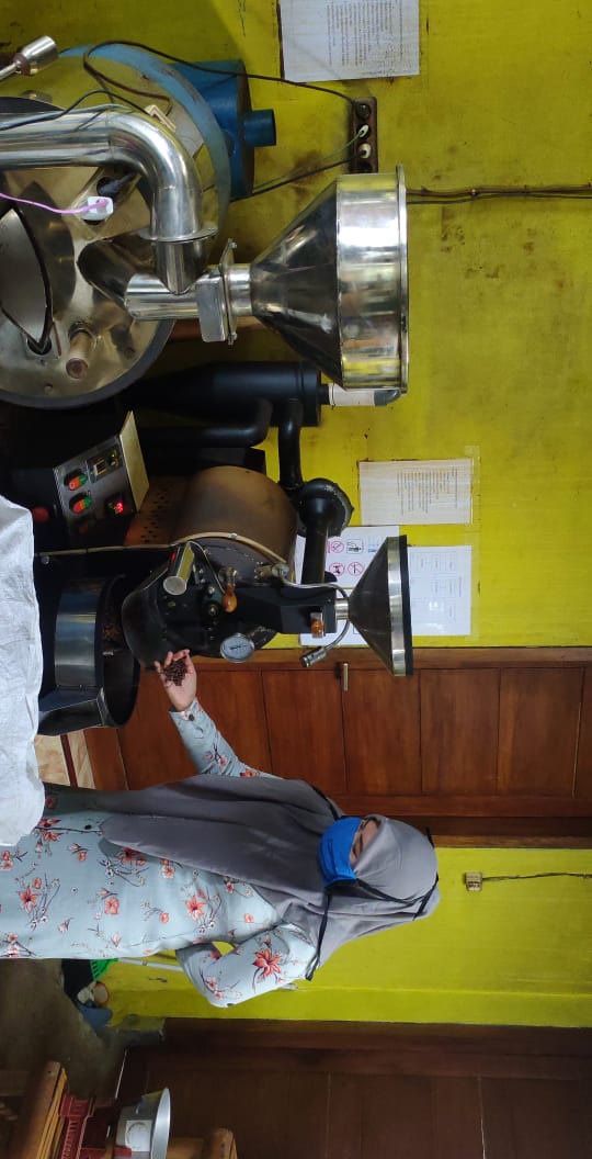 Alumni Santri Ini Sukses Budidaya Kopi Khas Lereng Gunung Bromo